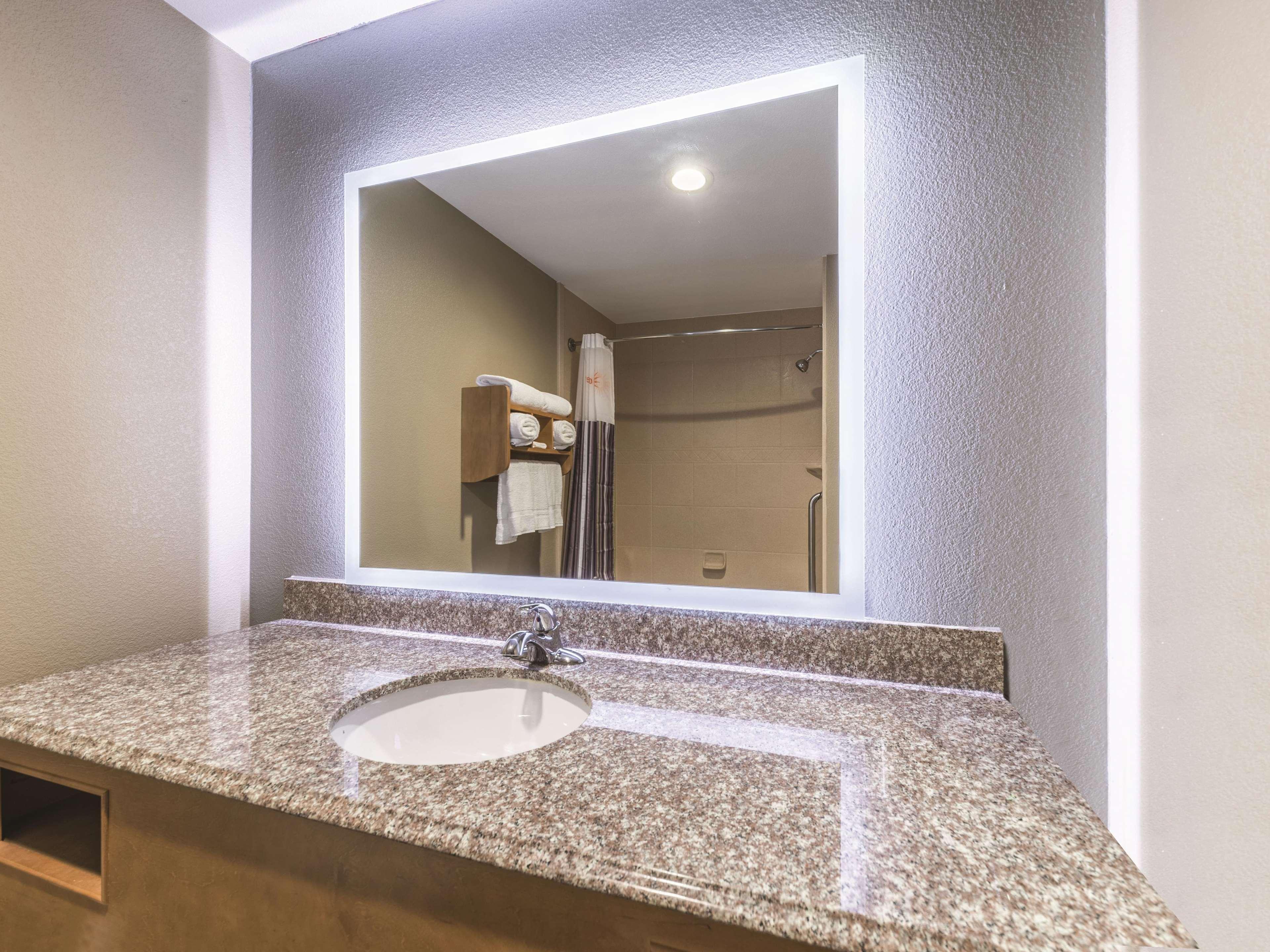 מלון La Quinta By Wyndham Tulsa - Catoosa מראה חיצוני תמונה