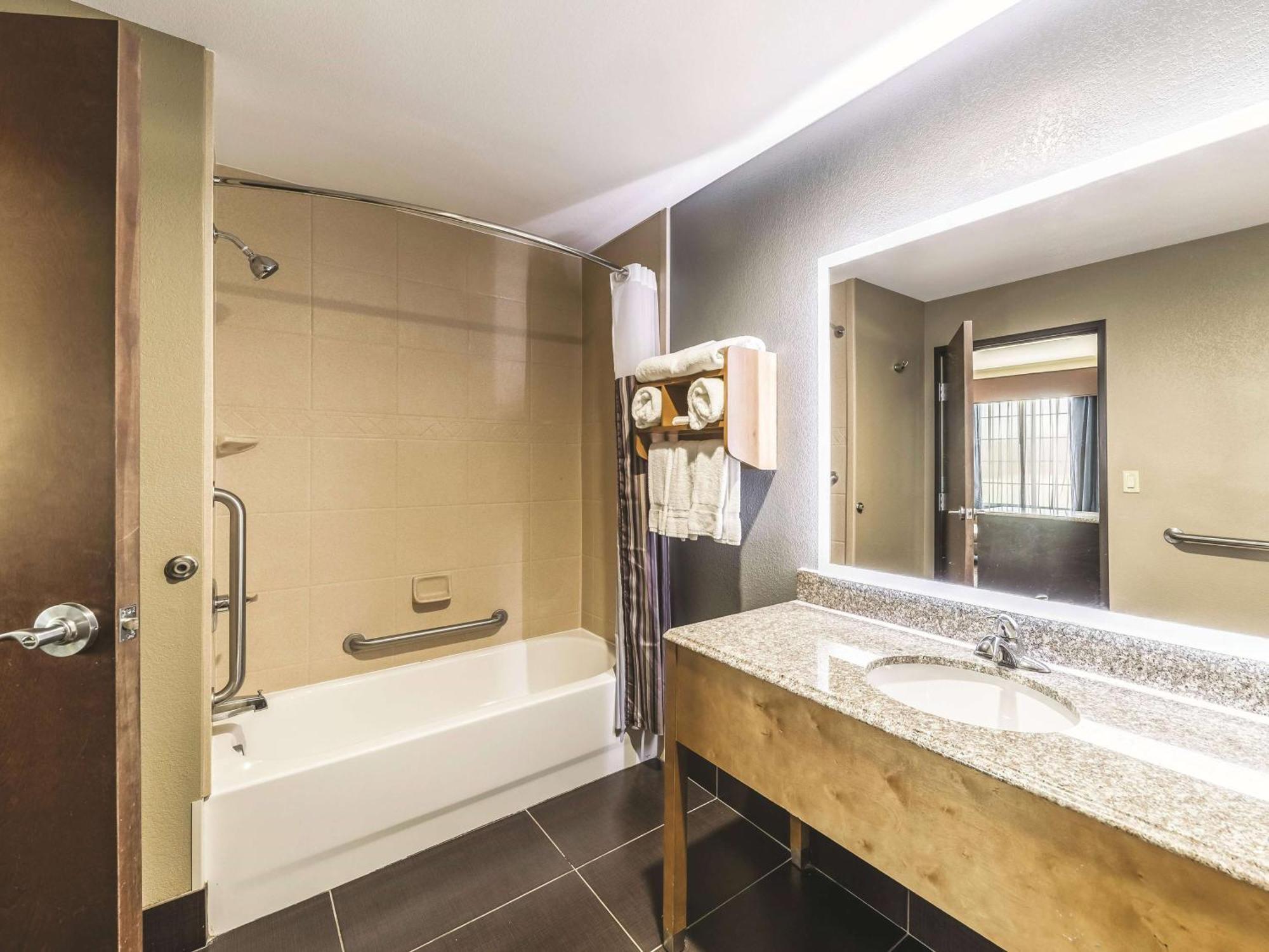 מלון La Quinta By Wyndham Tulsa - Catoosa מראה חיצוני תמונה
